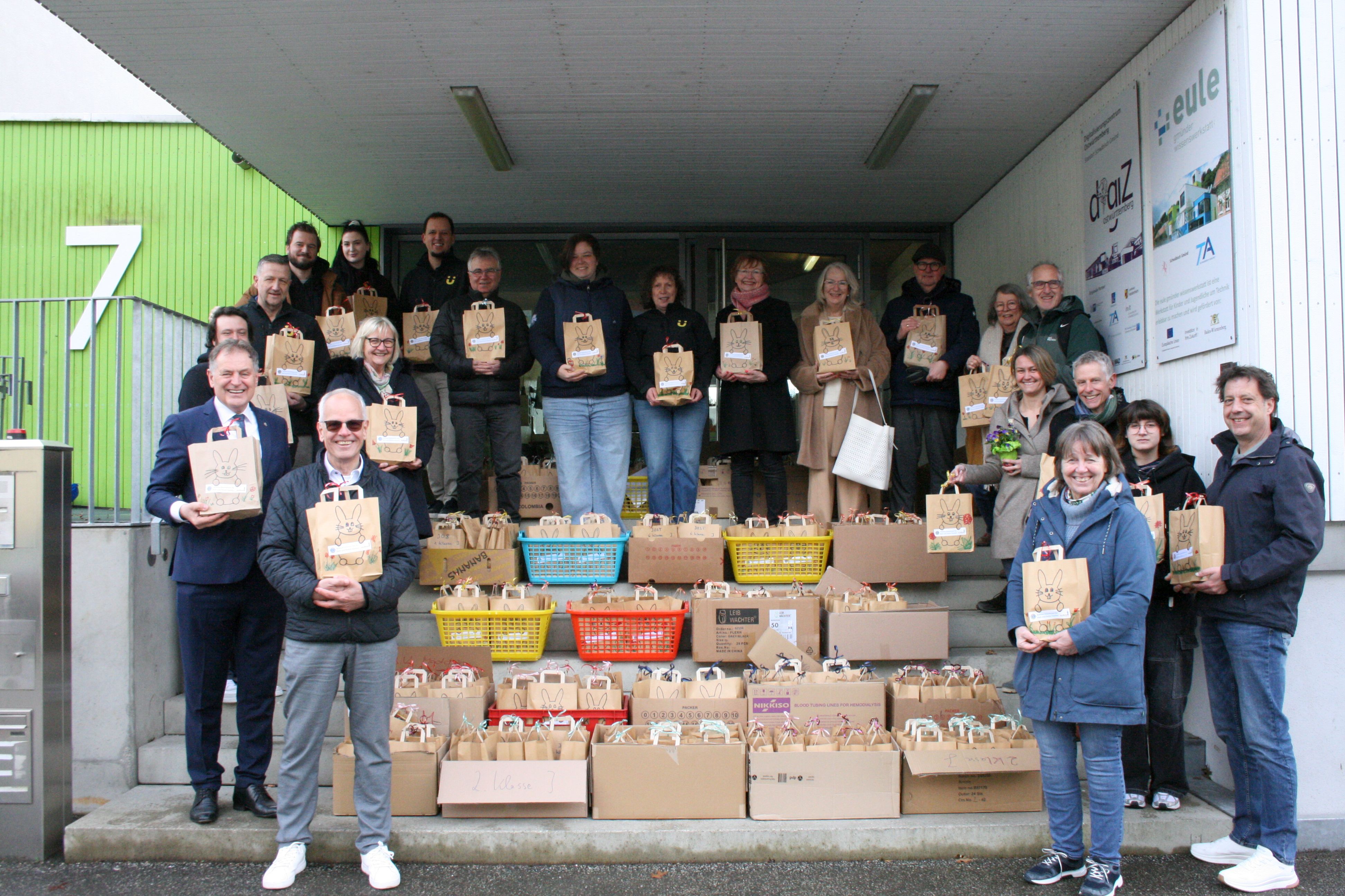 Übergabe der Ostergeschenke